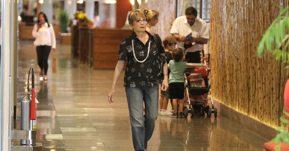 Glória Menezes passeou em um shopping da zona sul do Rio (4/10/12). A atriz estava acompanhada dos netos
