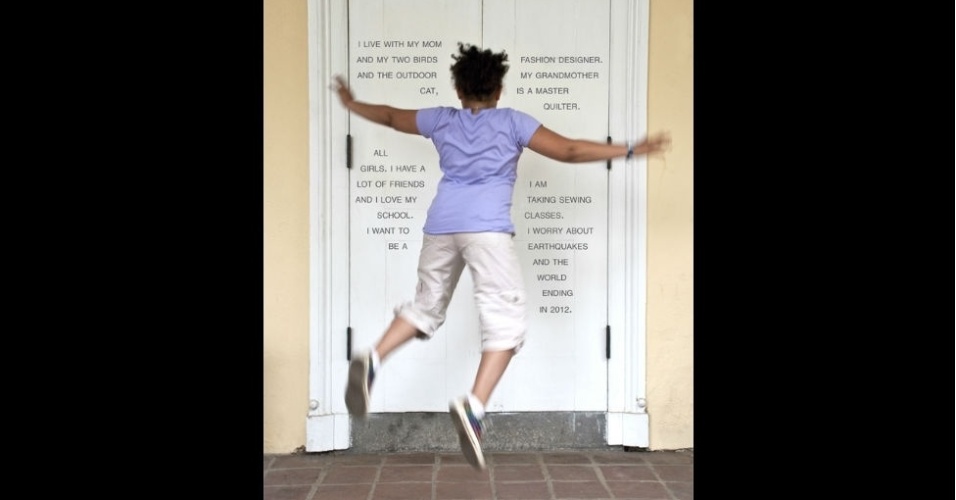 "Moro com a minha mãe, meus dois passarinhos e um gato. Só meninas. Tenho muitos amigos e amo minha escola. Quero ser uma estilista. Tenho aula de costura. Me preocupo com terremotos e com o mundo acabar em 2012", aluna de escola particular Quaker (EUA) - Judy Gelles