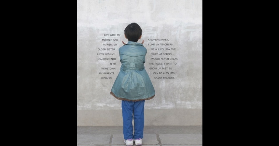"Moro com minha mãe e meu pai. Minha irmã mais velha mora como meus avós na minha cidade natal. Meus pais trabalham em um supermercado. Eu gosto dos meus professores. A gente segue as regras da escola. Eu nunca desobedeceria uma regra. Quero crescer rápido para ser professor da quarta série", aluno de uma escola de migrantes (China) - Judy Gelles