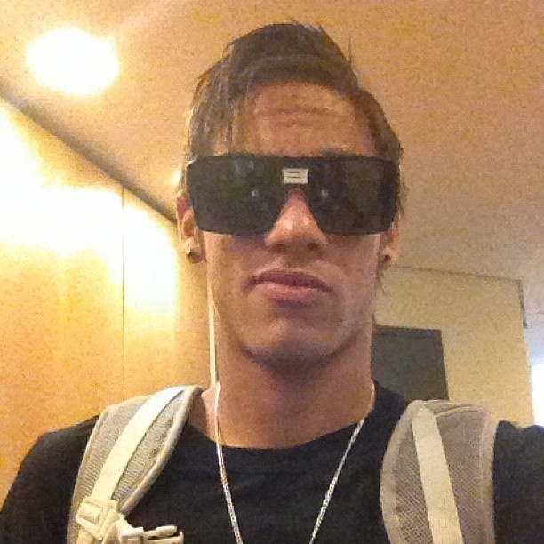 Neymar mostra novo corte de cabelo em foto divulgada em seu Twitter (4/10/12)