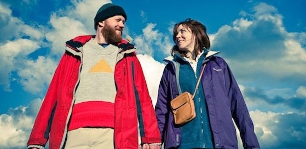 Os atores Tony Way e Alice Lowe em cena de "Turistas", filme de Ben Wheatley (2012) - Divulgação