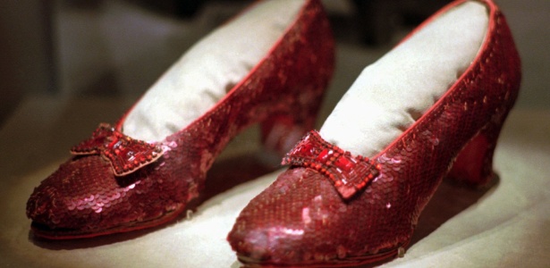 Sapatos de Dorothy em "O Mágico de Oz" estarão em exposição do Victoria and Albert Museum, em Londres - Ed Zurga/AP