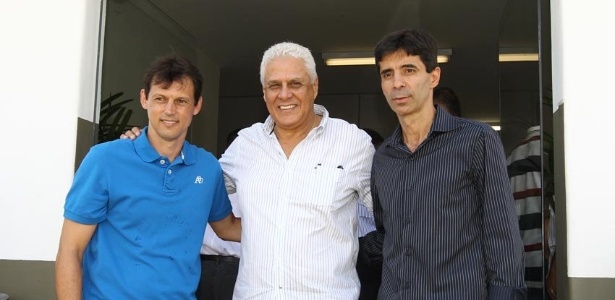 Sorato, técnico dos juniores, e Mauro Galvão, coordenador da base, com R. Dinamite - Marcelo Sadio/ site oficial do Vasco