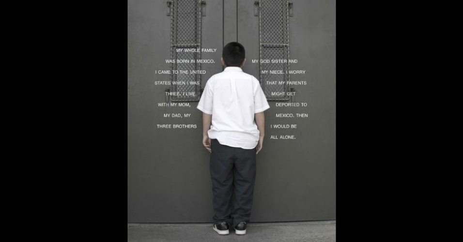 "Toda minha família nasceu no México. Eu vim para os Estados Unidos quando tinha 3 anos. Moro com minha mãe, pai, meus três irmãos, minha tia e afilhada. Minha preocupação é que meus pais sejam deportados para o México. Daí eu ficaria sozinho", aluno de escola pública (EUA) - Judy Gelles