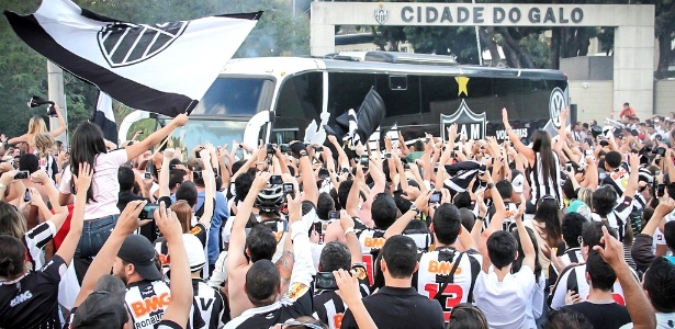 Torcedores do Atlético-MG em frente à Cidade do Galo dão apoio ao time mineiro - Anderson Magalhães/site oficial do Atlético-MG