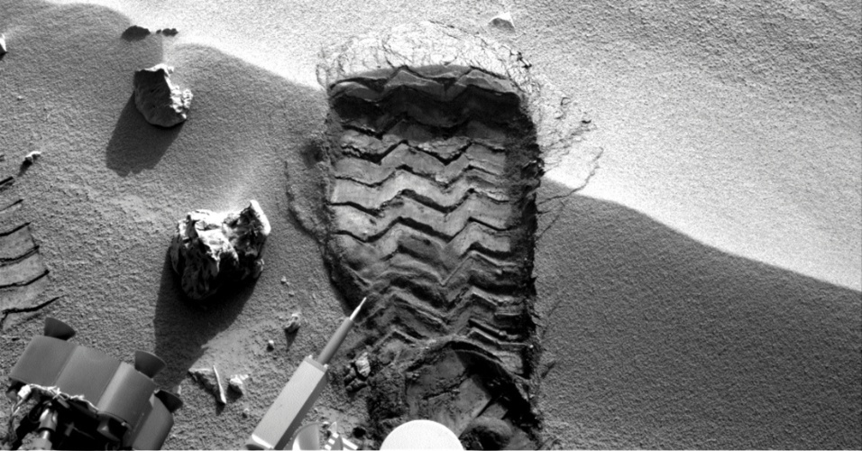 5.out.2012 - A imagem obtida pelo robô Curiosity mostra a marca da roda no local chamado "Rocknest". O local apresenta erosão causada pelo vento no solo rochoso e os pesquisadores têm boas chances de examinar a distribuição e o tamanho das partículas que formam as ondulações no solo