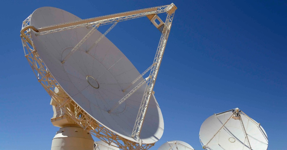 5.out.2012 - O radiotelescópio Australian Square Kilometre Array Pathfinder (Askap), o maior e mais avançado do planeta, foi inaugurado em uma área desértica da Austrália com o objetivo de investigar a origem das estrelas, quasares e pulsares, e fazer um censo de todas as galáxias. Com um custo de mais de 1,5 bilhão de euros, o Askap também contará com antenas e instalações na Nova Zelândia e África do Sul