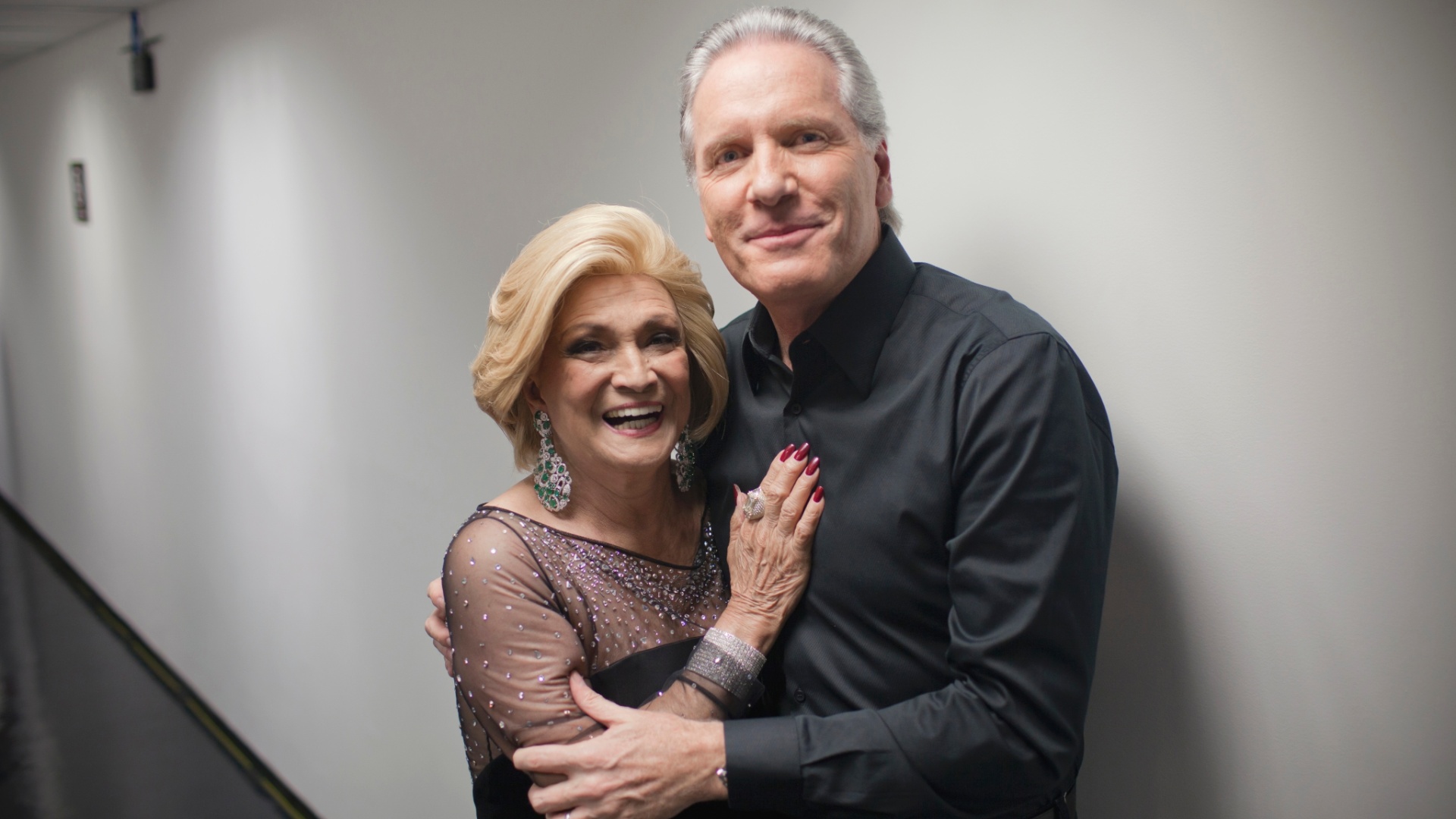 A apresentadora Hebe Carmargo conversa com Roberto Justus nos bastidores do show Roberto Justus e Convidados, no Teatro Geo em São Paulo (29/05/2012) - Gabo Morales/Folhapress