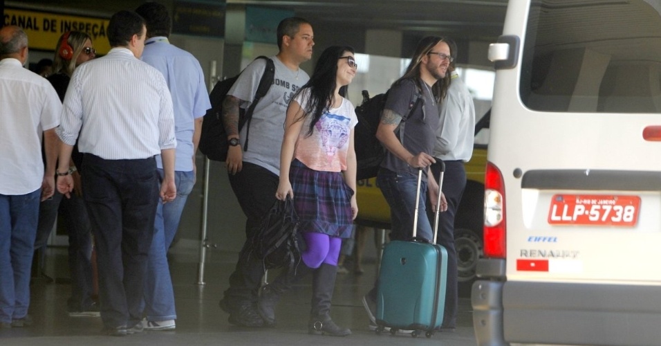 Amy Lee, vocalista da banda Evanescence, desembarcou no aeroporto internacional do Rio, zona norte, nesta sexta (5/10/12). A banda fará turnê no Brasil e se apresenta neste sábado na cidade