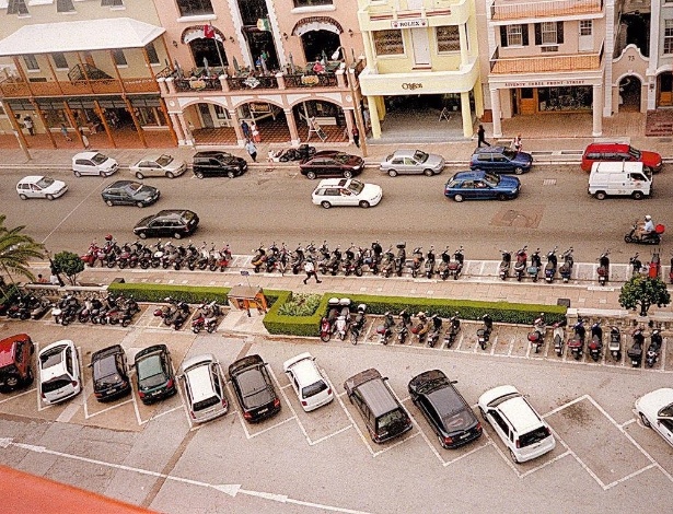 Carros e motocicletas estacionados em vagas apropriadas numa rua... das Bermudas, no Caribe - Julio Abramczyk/Folhapress -- 13.09.05