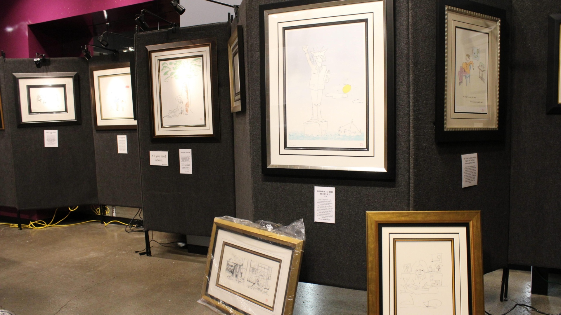 Desenhos de John Lennon da exposição "A Arte de John Lennon" em galeria de arte no Soho, em Nova York (4/10/12) - EFE/Jessica Martorell