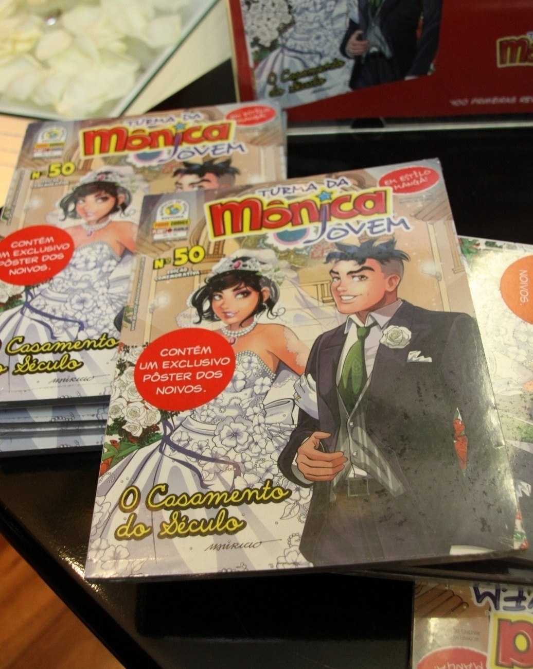 Edição da revista "Turma da Mônica Jovem" com Cebolinha e Mônica casados na capa - Graça Paes/Foto Rio News