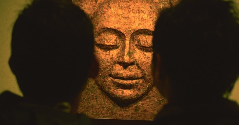 Esta imagem, de Vaibhav Girkar, mostra dois visitantes observando o mural de um rosto em uma galeria de arte em Mumbai. "Não era permitido tocar neste mural, então, em vez de tocá-lo, tirei esta fotografia para compartilhar com os outros", diz.  - Vaibhav Girkar