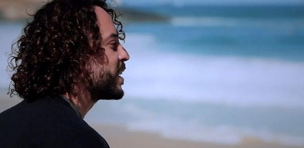 Gabriel o Pensador em cena do clipe "Surfista Solitário" - Divulgação