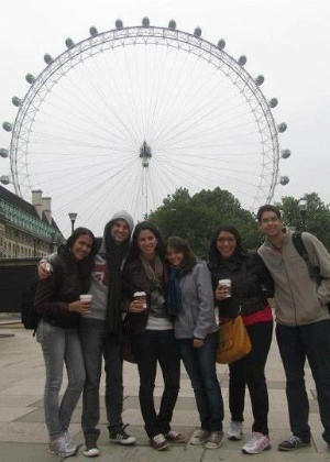 Grupo de estudantes de intercâmbio em frente à London Eye - Arquivo Pessoal