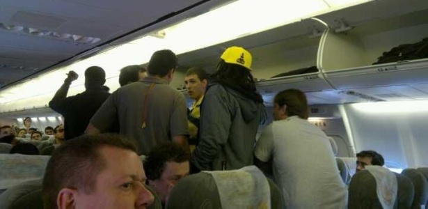 Integrantes do Cone Crew Diretoria durante confusão em voo entre São Paulo e Maringá - Reprodução/Facebook