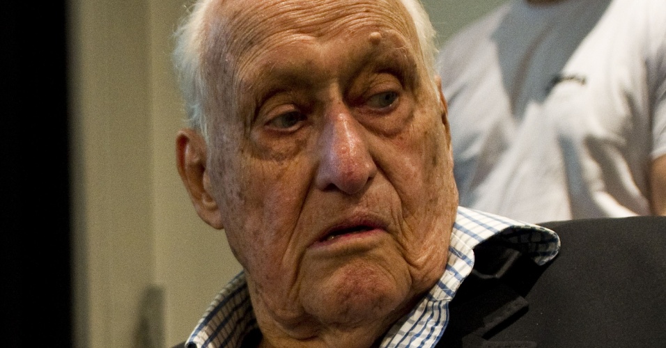 Joao Havelange, visivelmente debilitado aos 96 anos de idade, compareceu à eleição do COB