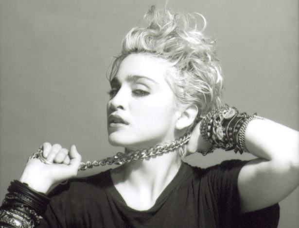 Madonna na contracapa de seu álbum de estreia, que tem "Everybody" e "Holiday"  - Divulgação