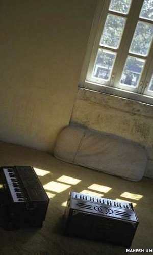 Mahesh Umrannia mostra uma janela e dois harmônios. "Como estudante de música clássica indiana, eu sempre quis fotografar a sala de música", diz. - Mahesh Umrannia