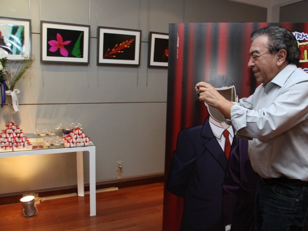 Maurício de Souza tira fotos durante evento para celebrar o casamento de Mônica e Cebolinha no RJ - Graça Paes/Foto Rio News