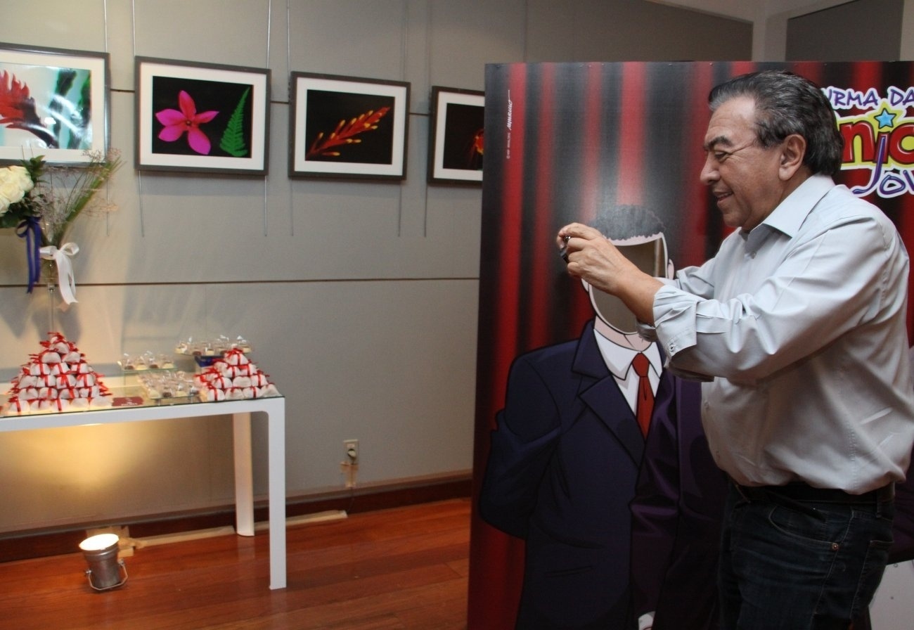 Maurício de Souza tira fotos durante evento para celebrar o casamento de Mônica e Cebolinha no RJ - Graça Paes/Foto Rio News