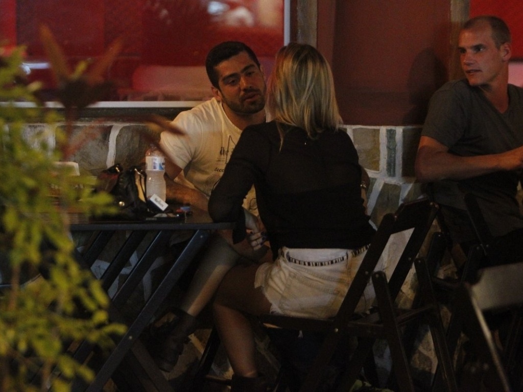 O ex-BBB Yuri namora em restaurante na Barra da Tijuca, Rio de Janeiro (4/10/12)