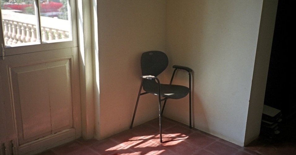 Rahul Shirshat registrou esta imagem em um workshop de fotografia em uma escola para cegos. "Pelo tato, posso perceber a porta e a cadeira, e também posso sentir o calor da luz. Medindo o espaço, compus esta imagem. A cadeira com design contemporâneo próxima a uma porta antiga de mandeira me pareceu interessante para transmitir a coexistência do velho e do novo nas nossas vidas."  - Rahul Shirshat