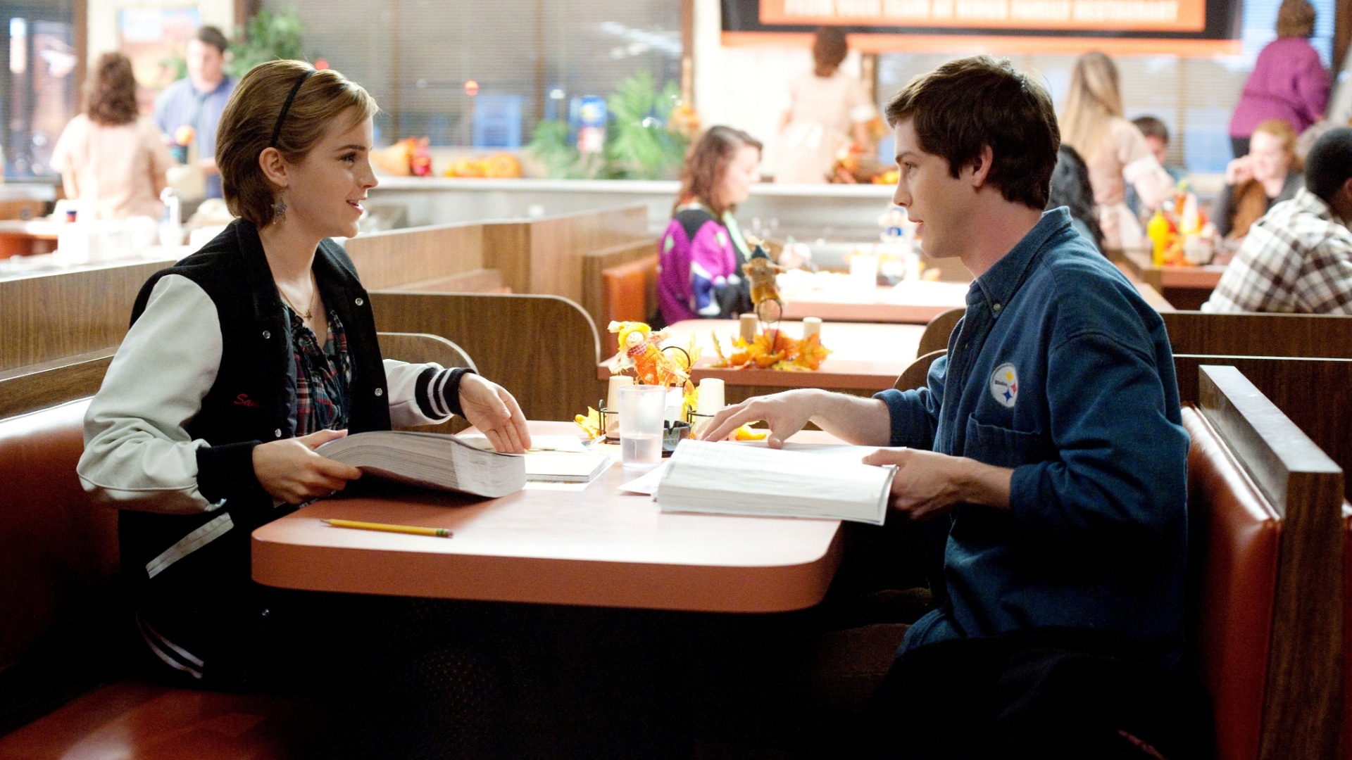 Sam (Emma Watson) e  Charlie (Logan Lerman) são dois estudantes em "As Vantagens de Ser Invisível". O filme é dirigido por Stephen Chbosky - Divulgação