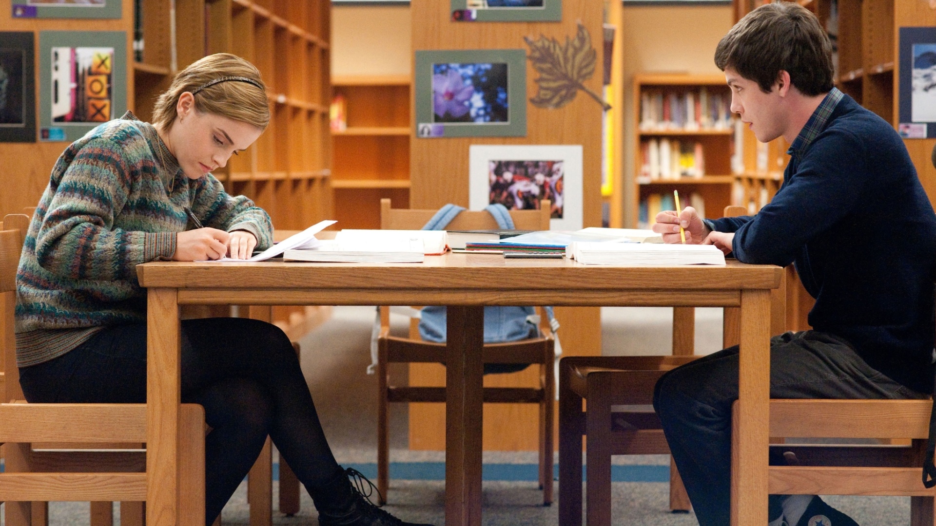 Sam (Emma Watson) e  Charlie (Logan Lerman) são dois estudantes em "As Vantagens de Ser Invisível". O filme é dirigido por Stephen Chbosky - Divulgação