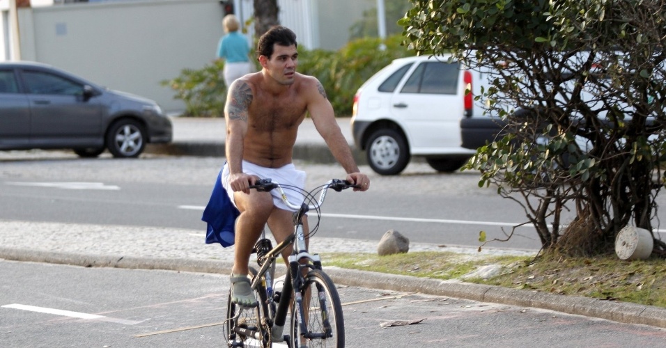Sem camisa, o ator Juliano Cazarré pedalou pela orla da praia da Barra da Tijuca, zona oeste do Rio (5/10/12)
