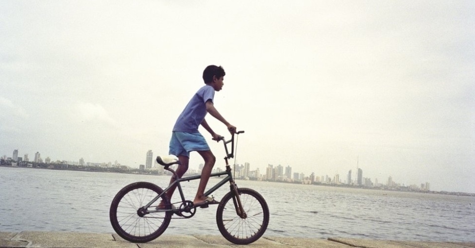 Uma exposição em Nova Déli, na Índia, reúne fotografias feitas por deficientes visuais. Ravi Thakur, que nasceu cego, conta como capturou esta imagem: "Segui a direção do som de uma bicicleta, mas no início me confundi com o som do mar. Quando consegui distingui-los, usei truques para capturar imagens em movimento e me atrevi a tirar esta fotografia. Tive a sorte de conseguir.?  - Ravi Thakur