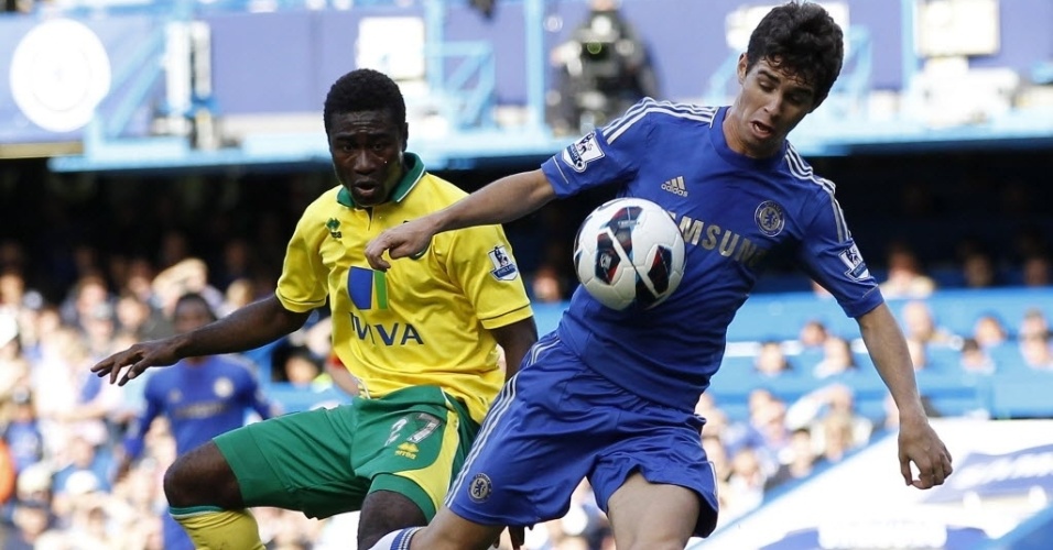 Oscar, meia brasileiro do Chelsea, tenta o lance na partida contra o Norwich City, pelo Campeonato Inglês