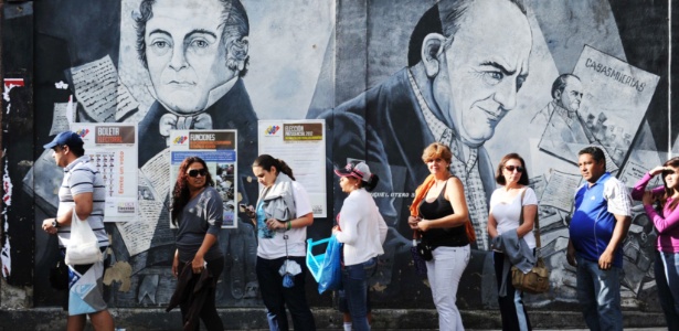 7.out.2012 - Eleitores fazem fila para votar em Caracas, na Venezuela