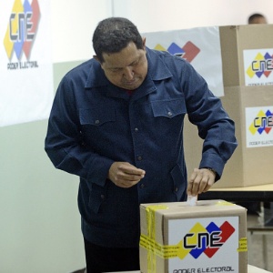 7.out.2012 - Presidente da Venezuela, Hugo Chávez, vota em Caracas  - Juan Barreto/AFP