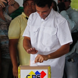 Candidato de oposição Henrique Capriles vota em escola de Caracas, na Venezuela - Carlos Garcia Rawlins/Reuters
