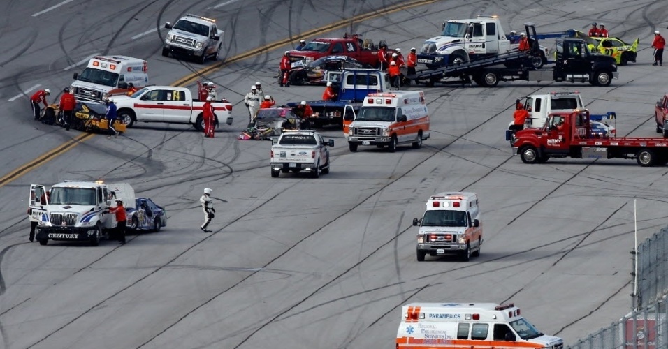 07.out.2012 - Dezenas de ambulâncias e carros de emergência entraram na pista para atender pilotos após grave acidente na Nascar