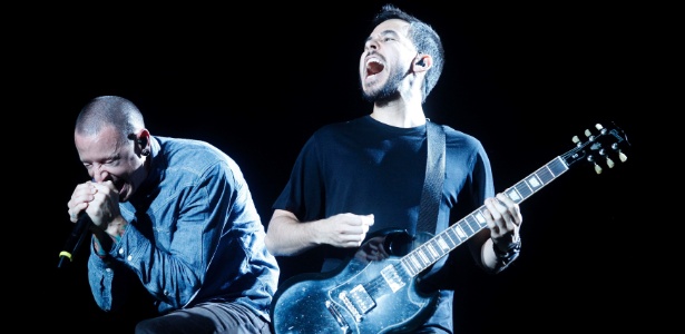 Mike Shinoda toca ao lado do vocalista Chester Bennington durante show na Arena Anhembi (7/10/12) - Lucas Lima/UOL