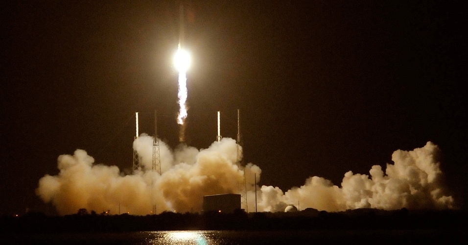 8.out.2012 - A empresa americana SpaceX lançou a cápsula Dragon a bordo de um foguete Falcon 9 em direção à Estação Espacial Internacional (ISS), na primeira de 12 missões de frete para a Nasa. A Dragon transporta 454 quilos de equipamento, incluindo materiais essenciais para a realização de 166 experiências científicas por parte dos seis integrantes da tripulação atual da ISS