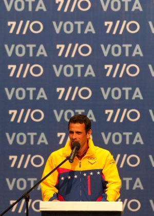 O candidato de oposição à presidência da Venezuela, Henrique Capriles, faz pronunciamento na sede do seu partido, MUD (Mesa da Unidade Democrática), em Caracas, depois do anúncio oficial da vitória do atual presidente, Hugo Chavéz - Miguel Gutierréz/Efe