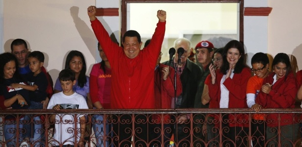 Hugo Chávez, celebra a vitória na sacada do Palácio Miraflores, em Caracas - Jorge Silva/Reuters