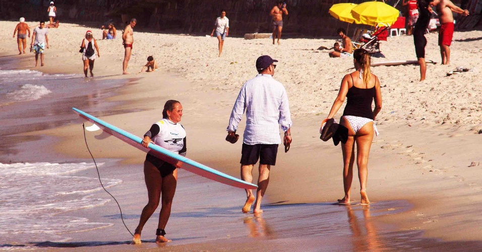 8.out.2012 - Surfista aproveita dia de calor na praia de Ipanema, no Rio de Janeiro