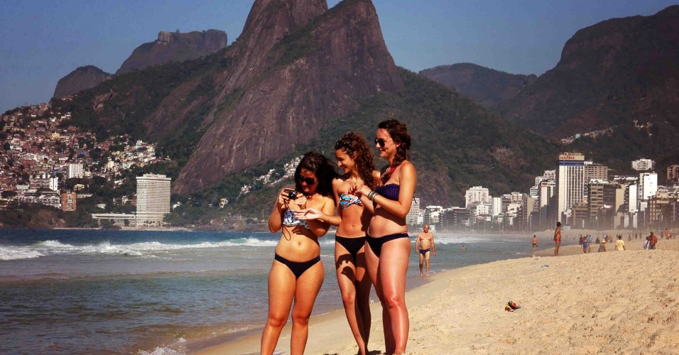8.out.2012 - Turistas desfrutam de calor na praia de Ipanema, na zona de sul do Rio de Janeiro