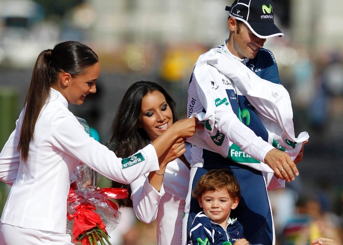 Alejandro Valverde, segundo colocado na Volta da Espanha 2012, comemora o resultado com o filho Pablo (09/07/2012)