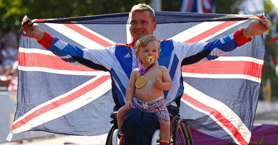 Britânico David Weir comemora com o filho, Mason, após conquistar a medalha de ouro na maratona T54 dos Jogos Paraolímpicos de Londres (09/09/2012)