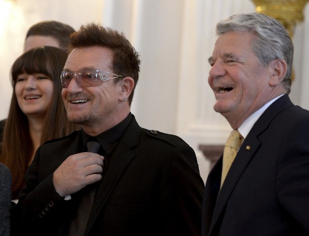 Cantor Bono apresenta campanha contra a pobreza para presidente alemão Joachim Gauck (8/10/12)