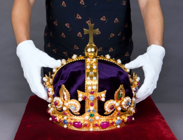 Coroa de Henrique 8º é remontata e exposta em Londres (8/10/12) - Reuters