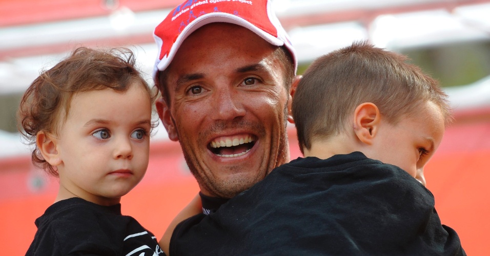 Espanhol Joaquim "Purito" Rodriguez festeja com seus filhos após a oitava etapa da Volta da Espanha 2012 (25/08/2012)