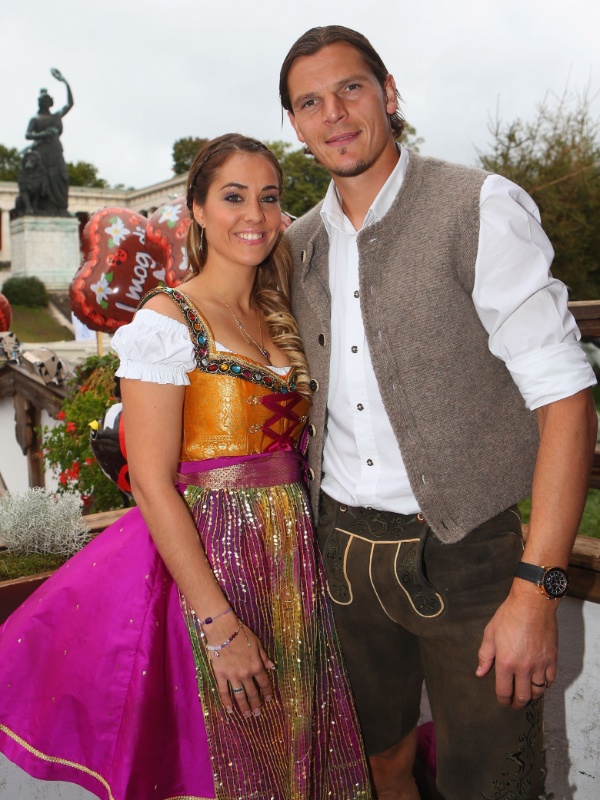 Jogador do Bayern de Munique Daniel van Buyten e a companheira Celine participam do último dia da Oktoberfest em Munique (07/10/2012)