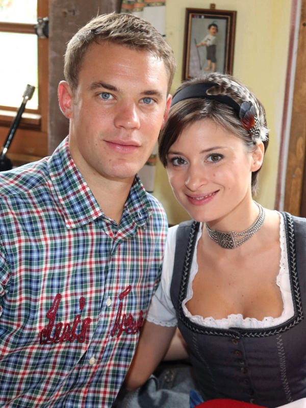 Jogador do Bayern de Munique Manuel Neuer e a companheira Katrin participam do último dia da Oktoberfest em Munique (07/10/2012)