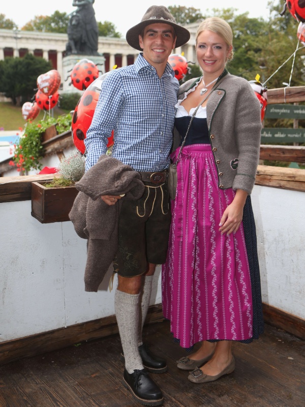 Jogador do Bayern de Munique Philipp Lahm e a companheira Claudia participam do último dia da Oktoberfest em Munique (07/10/2012)